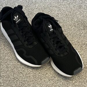 Adidas women’s shoe. Size 7. EUC